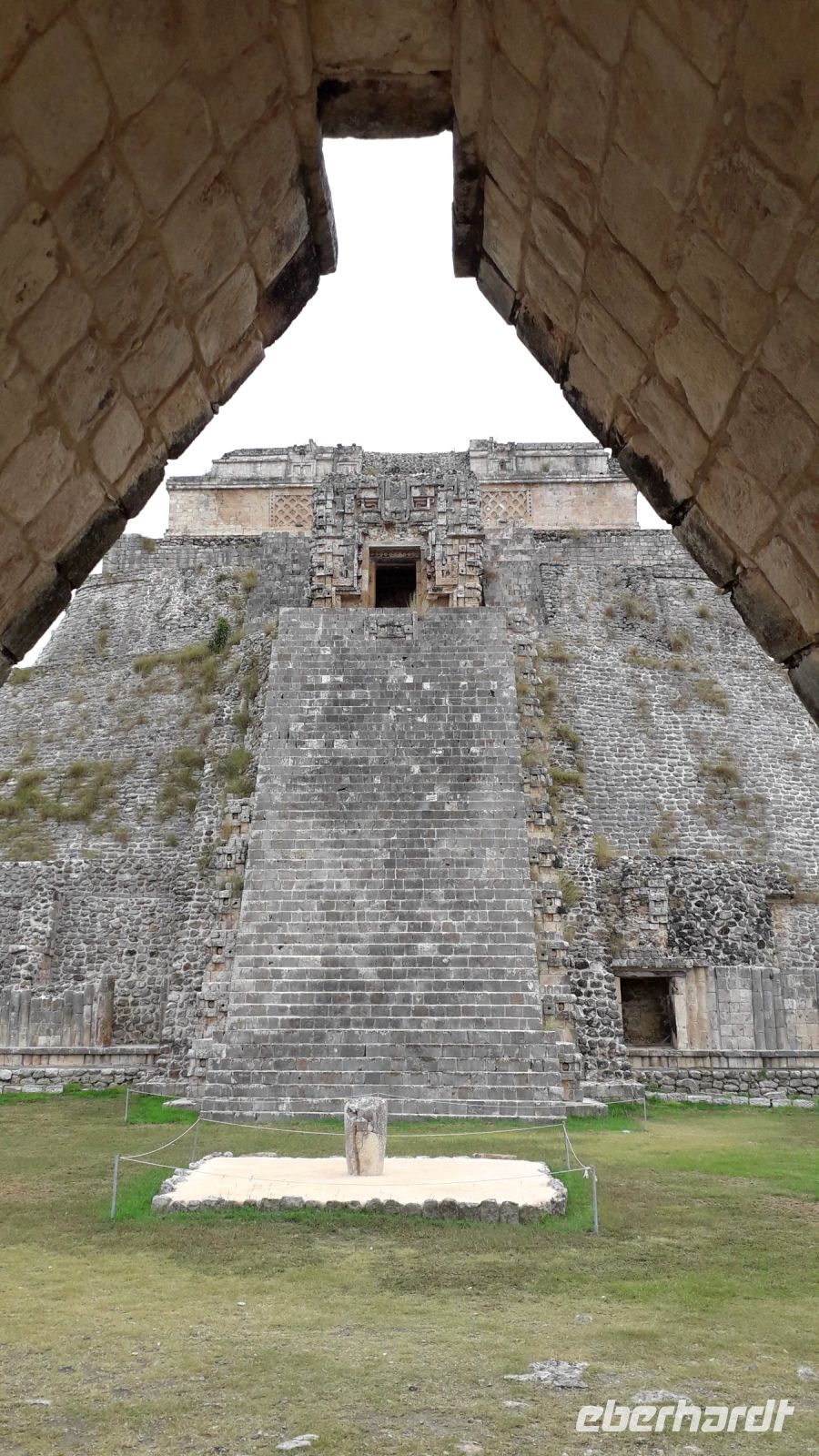 Blick auf die Pyramide des Zauberers / Uxmal