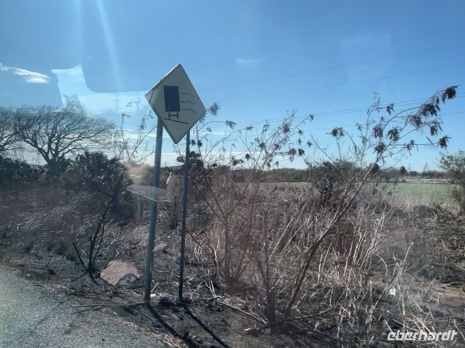 Straßenschild mit Windwarnung