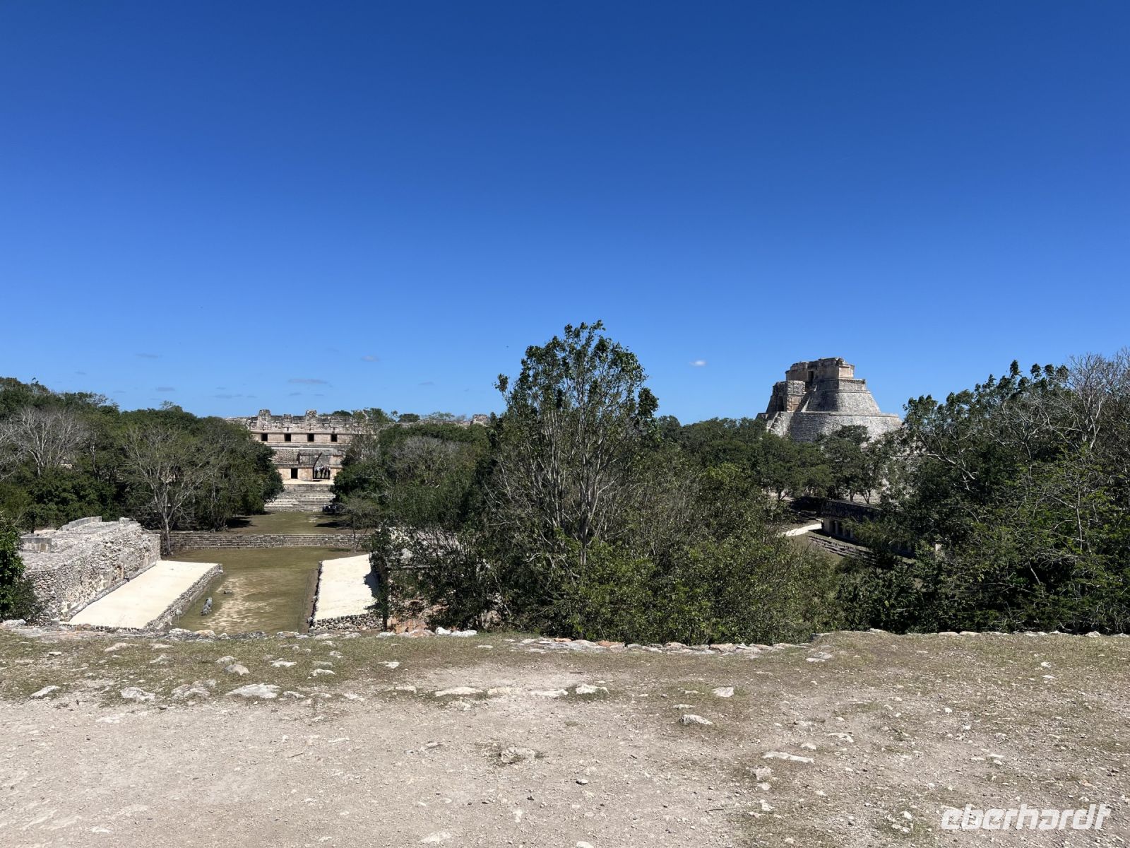 Blick auf das Viereck der Nonnen und die Pyramide des Zauberers