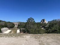 Blick auf das Viereck der Nonnen und die Pyramide des Zauberers