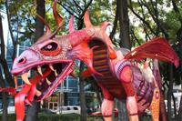 032 bunte Vielfalt aus Pappmarche auf Mexikos Straßen