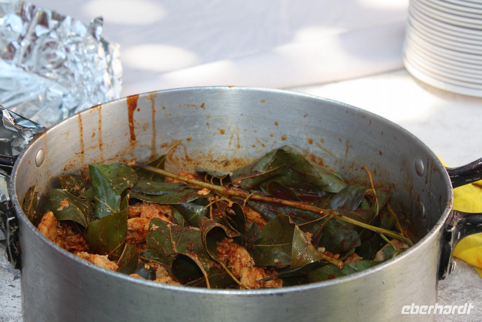 074 es wird Hühnchen gekocht