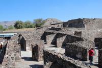 Blick auf Mondpyramide – Teotihuacán