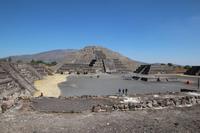 Blick auf Mondpyramide – Teotihuacán