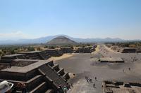 Blick von der Mondpyramide zur Sonnenpyramide – Teotihuacán
