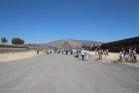 Blick zurück zur Mondpyramide – Teotihuacán