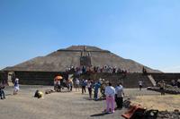 Vor der Sonnenpyramide – Teotihuacán