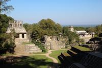 Links Kreuztempel, rechts Palast – Palenque