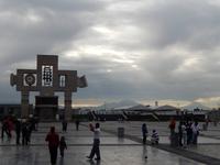 Glockenturm und Vulkane im Hintergrund