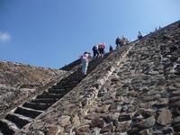 Aufsteig auf die Sonnenpyramide