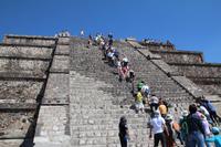 Aufstieg zur Mondpyramide – Teotihuacán