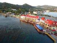 Malerischer Hafen von Roatan