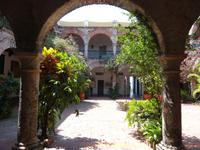 Malerischer Innenhof Kloster La Popa