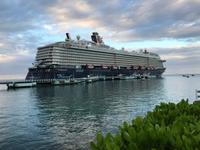 Mein Schiff 6 im Abendlicht von Ocho Rios