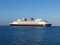 Blick auf's Disney-Schiff und die Mein Schiff 6 dahinter