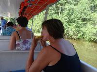 Unser Reiseleiter Enrique versorgt uns mit frischem Obst aus Costa Rica