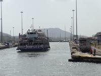 Schleusenvorgang im Panamakanal