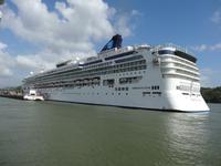 Kreuzfahrtschiff im Panamalkanal