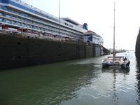 Schleusenvorgang im Panamakanal