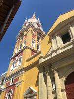 Farbenpracht in den malerischen Gassen von Cartagena