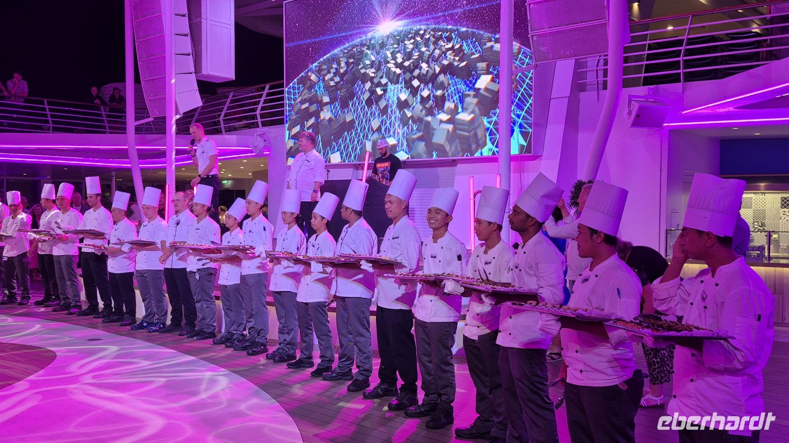 die „Flying Cooks“ – das Buffet kommt zu den Passagieren