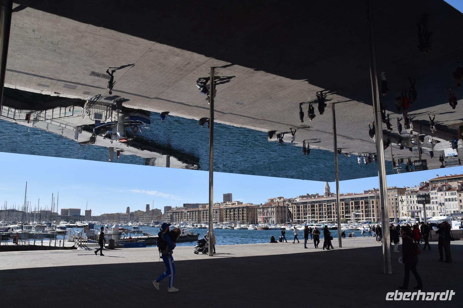 0686 Bus 1 - Marseilles_Miroir ombrière