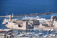0684 Bus 1 - Marseilles_Aussicht von der Basilika Notre-Dame-de-la-Garde zum Fort Saint-Jean und den Museen
