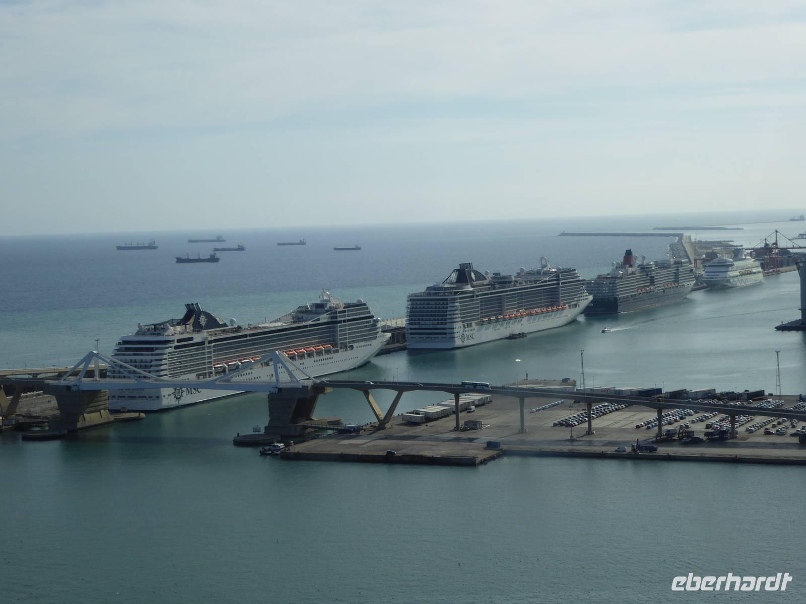 MSC Orchestra, MSC Fantasia, Queen Elisabeth, AIDA im Hafen von Barcelona