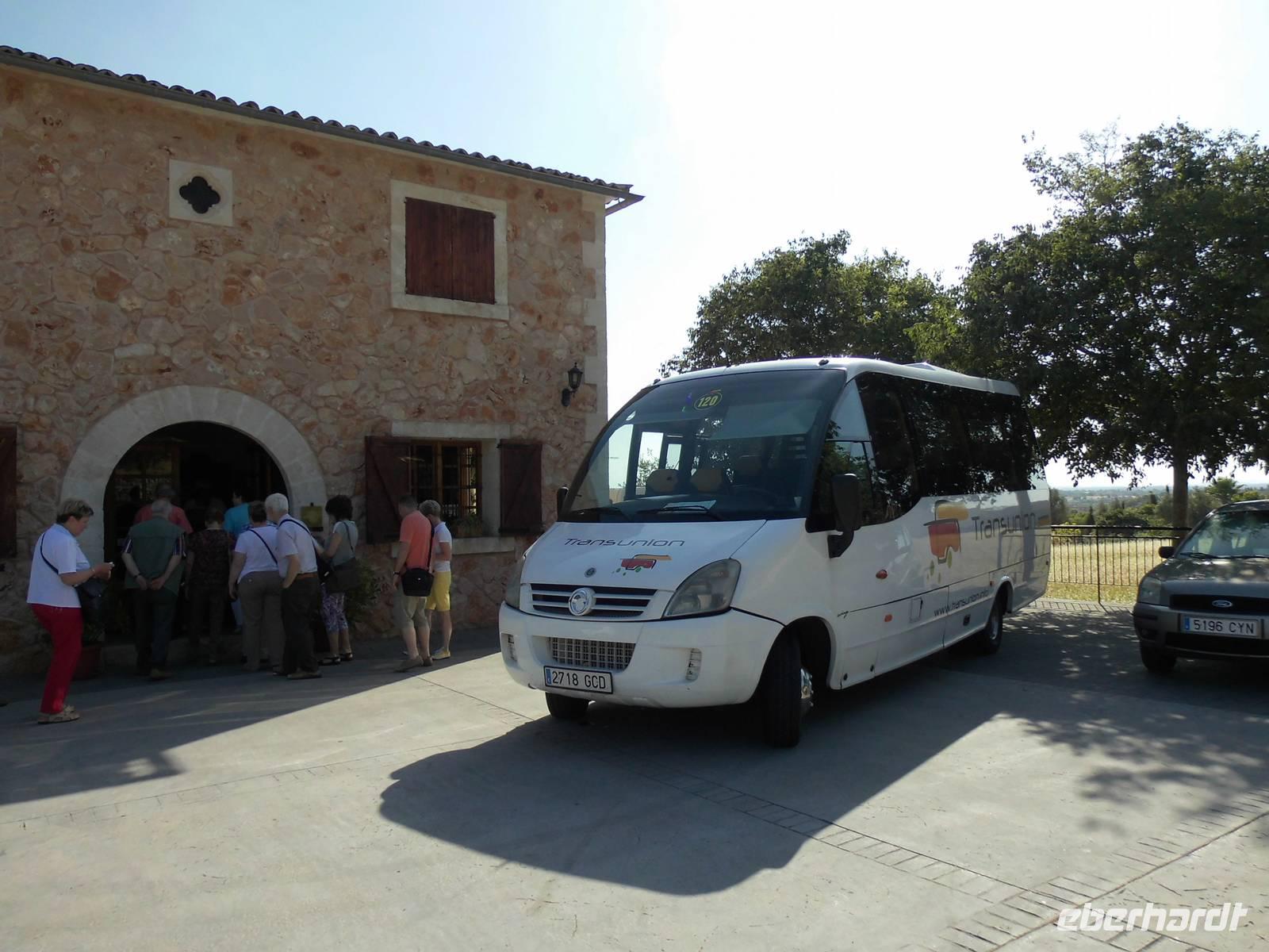 unser Bus vor dem Weingut Taujana auf Mallorca