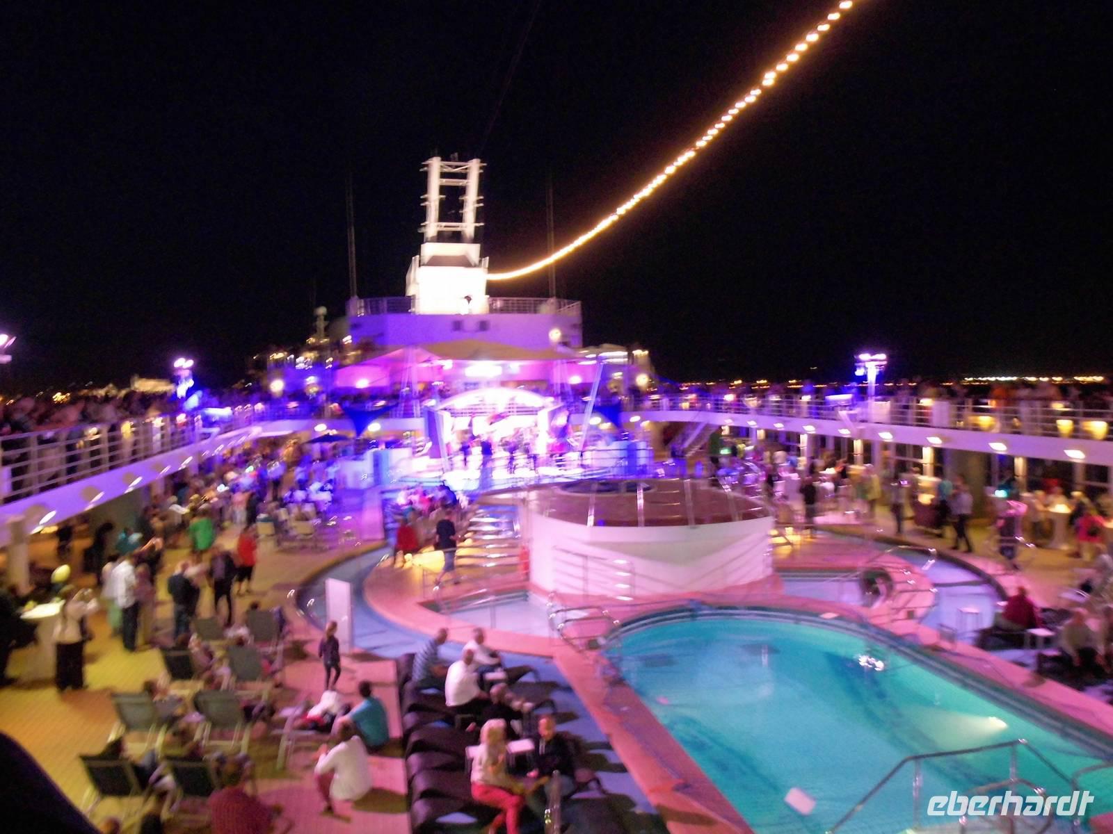 Abendstimmung auf dem Pooldeck der Mein Schiff 2