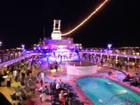 Abendstimmung auf dem Pooldeck der Mein Schiff 2