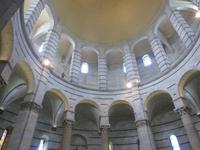 im Baptisterium in Pisa