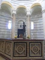 im Baptisterium in Pisa