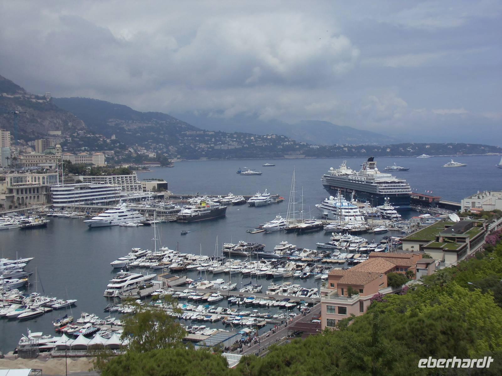 Blick auf den Hafen von Monaco mit Mein Schiff 2