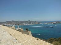 Blick vom Stadttor auf das Umland von Ibiza