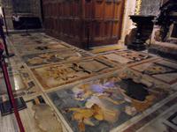 farbenprächtige Grabsteine in der Kathedrale