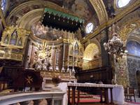 vor dem Altar der St. John Co-Kathedrale