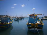 farbenprächtige Luzzu-Boote