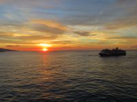 Monaco - Sonnenaufgang und ein zweites Kreuzfahrtschiff liegt auf Rede