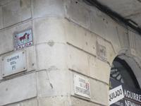 Barcelona - Stadtrundfahrt - alte Wegweiser für Kutschen - bereits damals gab es Einbahnstraßen