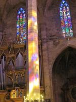 Palma de Mallorca -Besuch der Kathredrale Sa  Seu - Das Sonnenlicht durch die Rosette färbt den Pfeiler