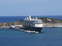 Ibiza-Stadt – Blick zur MEIN SCHIFF 5
