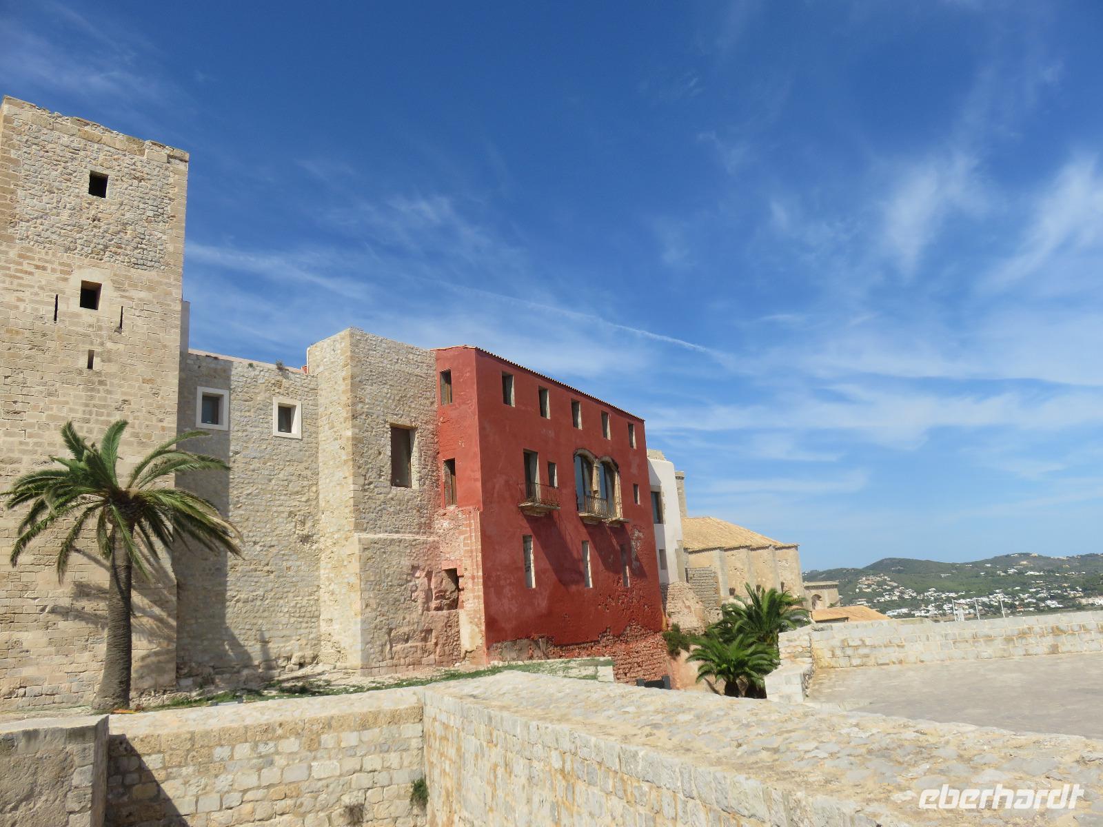 Ibiza-Stadt – mächtige Festungsmauern