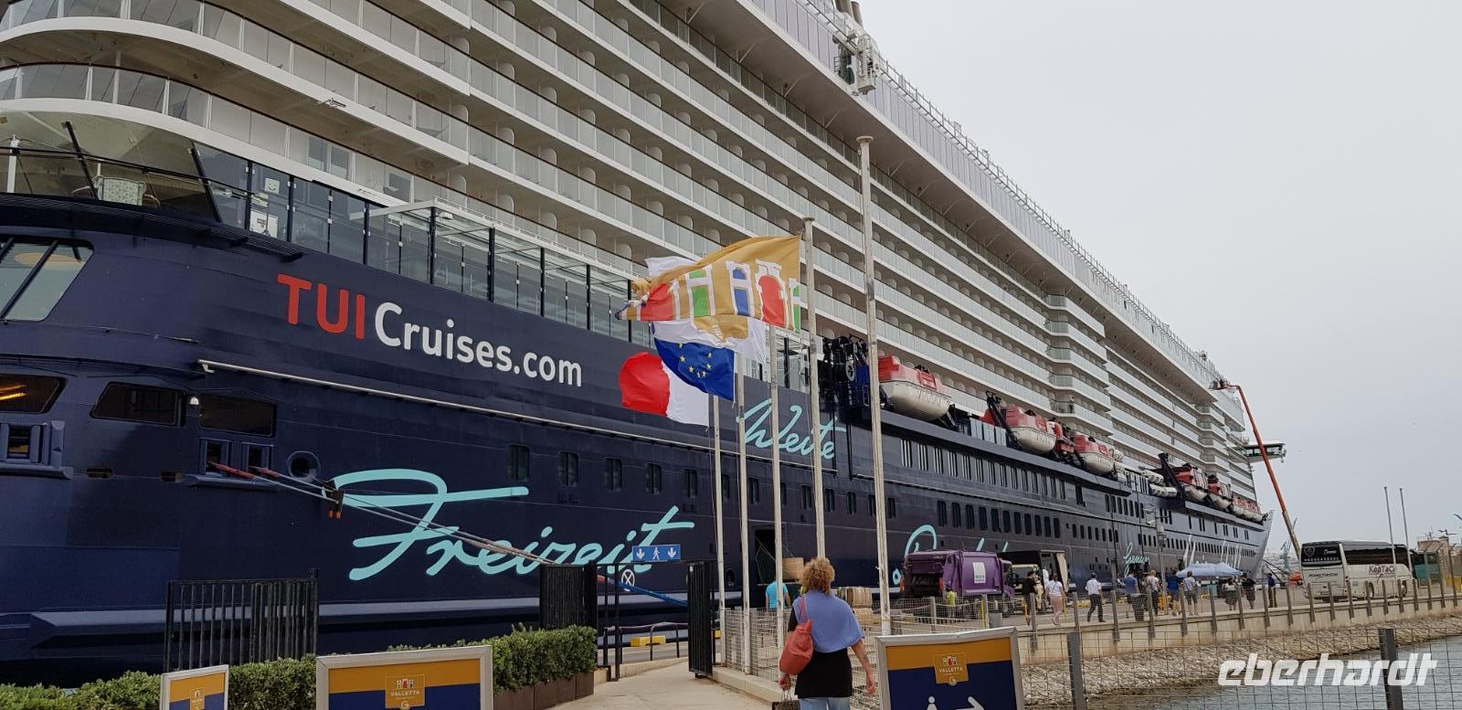 Mein Schiff 6 im Hafen von Valletta - Malta   