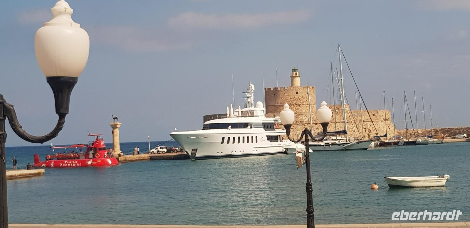 Rhodos - die Ein-und Ausfahrt zum Mandraki-Hafeni