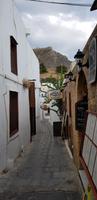 Rhodos -Spaziergang durch die engen Gassen von Lindos - hier mit einem Blick  auf die Akropolis