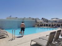 Der Pool auf der Dachterrasse  des Maritim Antonine Hotels, Malta