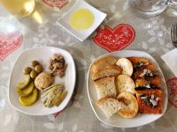 Wir verkosten die Spezialitäten, Artischocken, eingelegte Zucchini, Oliven und Brot mit Tomatenpaste