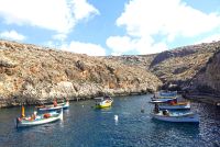 Boote an der Blauen Grotte