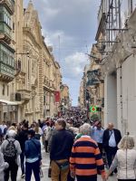 ein paar Menschen zu viel